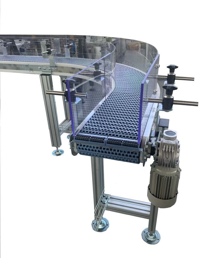 Curved conveyor belt with adjustable sides